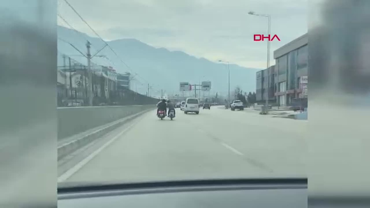 Bursa\'da Makas Atarak Yarışan Araç Kazaya Sebep Oldu