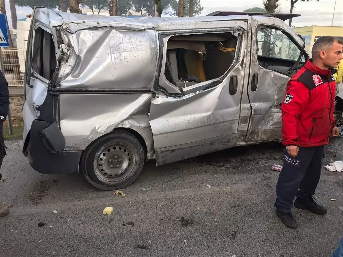 Ayvalık\'ta Trafik Kazası: Sürücü Yaralandı