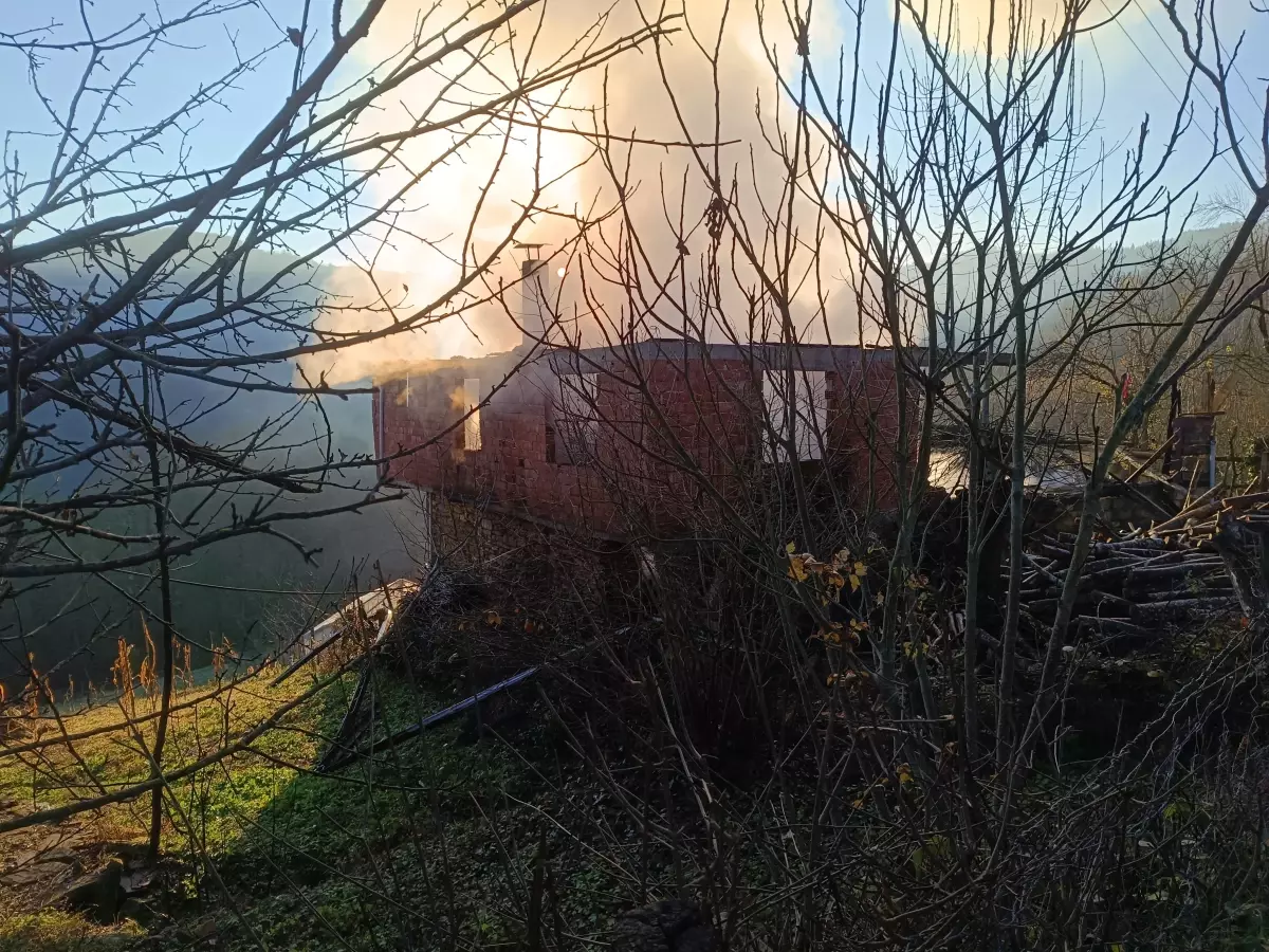 Bartın\'da Elektrik Kontağından Yangın: 2 Katlı Ev Kül Oldu