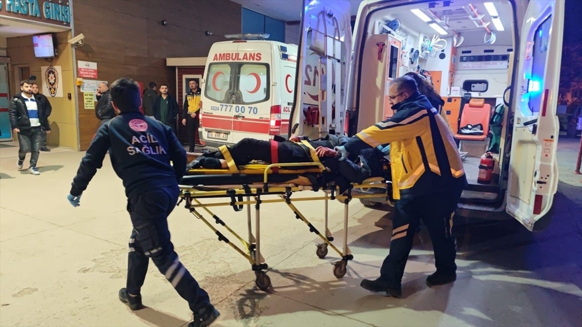 İnegöl\'de Motosiklet Kazası: Sürücü Ağır Yaralandı