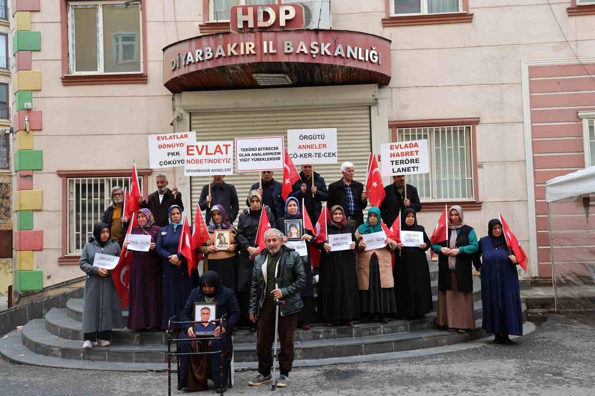 Diyarbakır\'da Oturma Eylemi Sürüyor