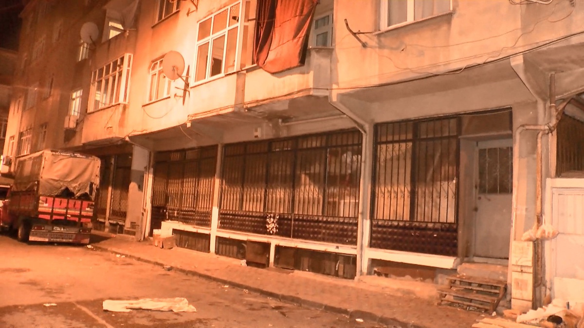 Esenler\'de Kolonlardan Ses Gelen Bina Tahliye Edildi