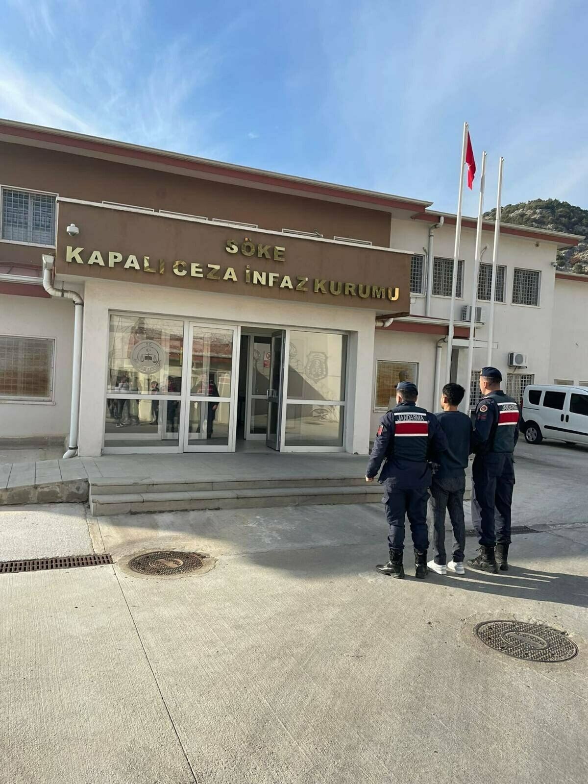 Kuşadası\'nda Uyuşturucu İmalatı: Skunk Yetiştiren Şahıs Tutuklandı