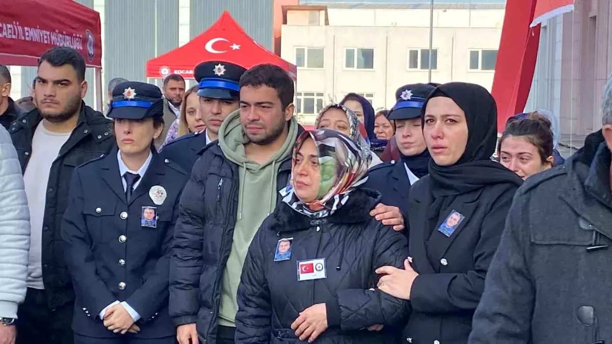 Kocaeli\'de Polis Memuru İçin Tören