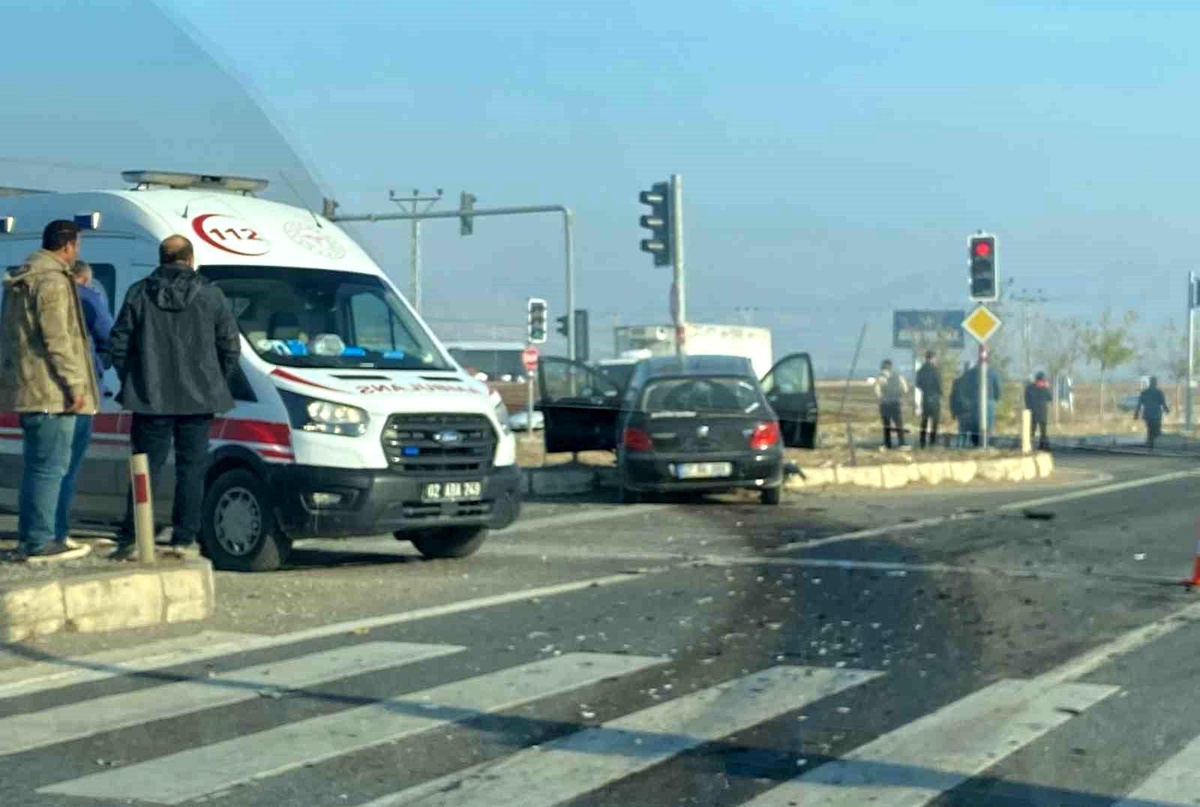 Adıyaman\'da Trafik Kazası: 2 Yaralı