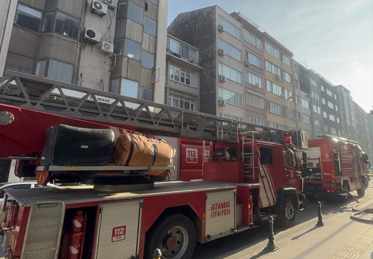 Kadıköy\'de 6 Katlı Apartmanda Yangın