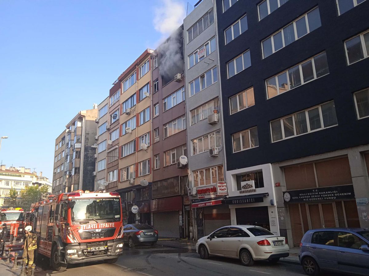 Kadıköy\'de 7 Katlı Binada Yangın Çıktı