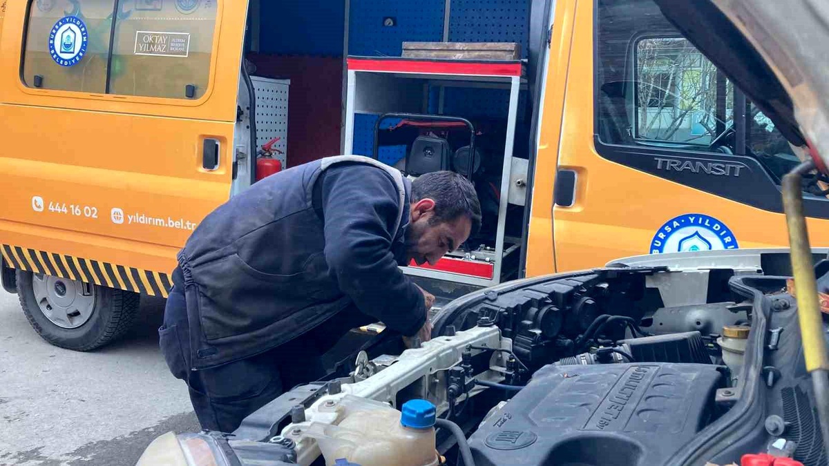 Bursa\'da Yavru Kedi Aracın Kaputundan Kurtarıldı