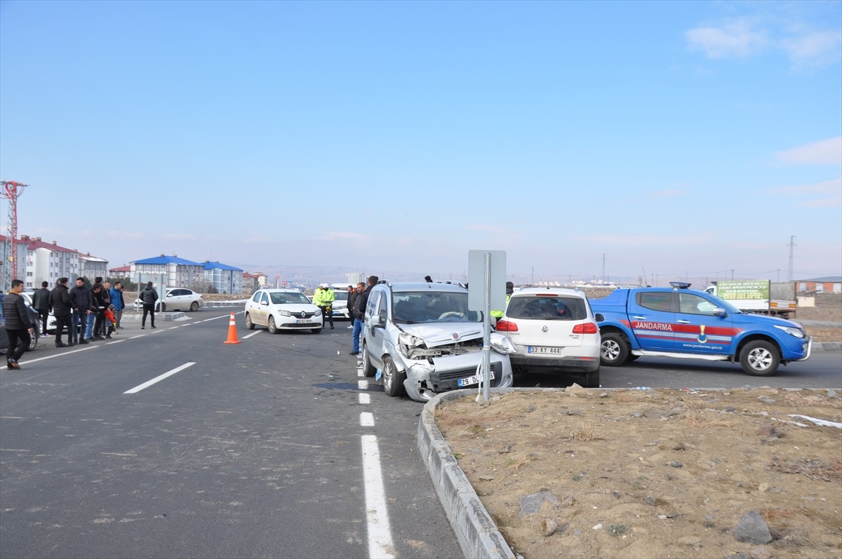 Kars\'ta Trafik Kazası: 4 Yaralı