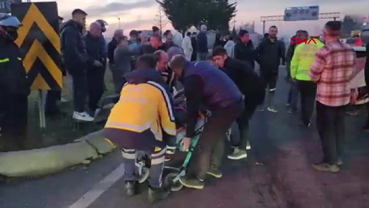 Düzce\'de Kontrolsüz Çıkış Sonucu Trafik Kazası: İki Yaralı