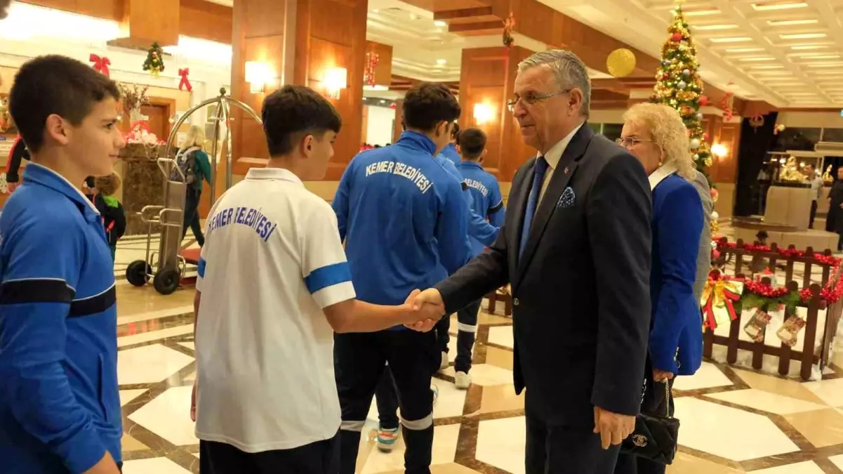 Kemer Belediye Başkanı Topaloğlu, Genç Futbolcularla Moral Yemeğinde Bir Araya Geldi