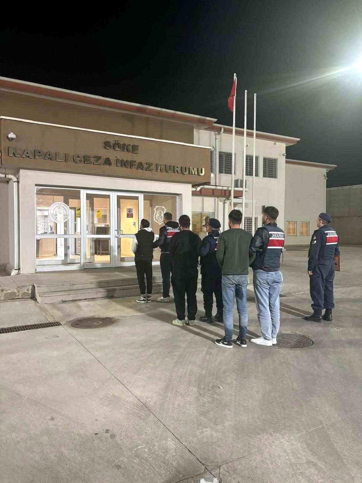 Kuşadası\'nda 23 Düzensiz Göçmen ve 3 Organizatör Yakalandı