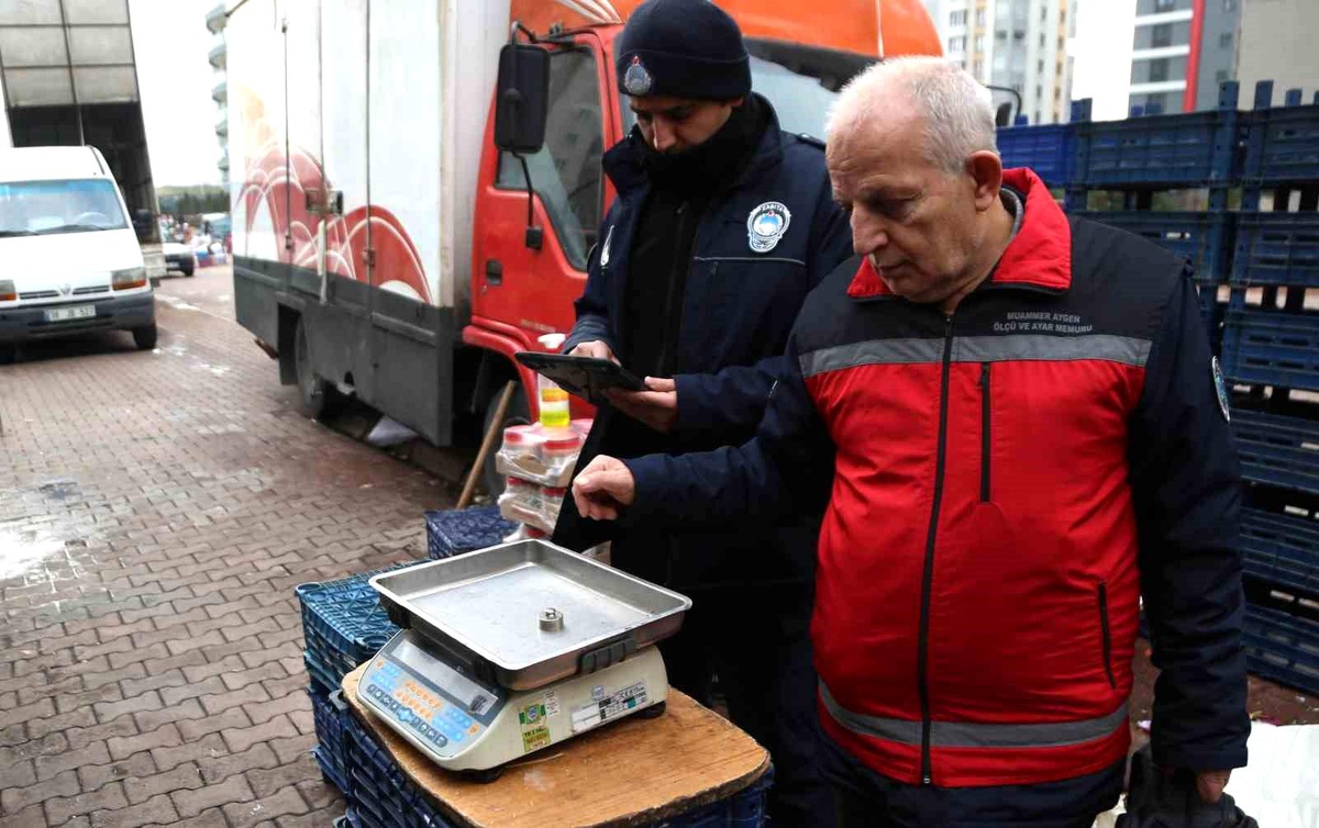 Melikgazi\'de Pazar Yerlerinde Terazi ve Fiyat Denetimleri Yapıldı
