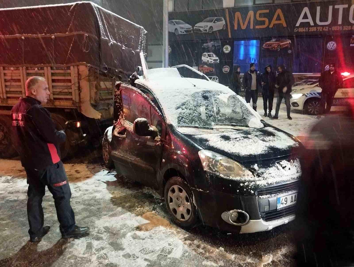 Muş\'ta Buzlanma Kazası: 5 Yaralı