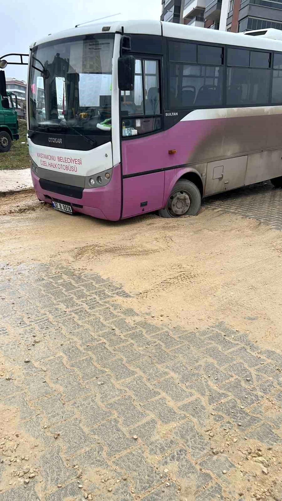 Kastamonu\'da Seyir Halindeki Halk Otobüsü Toprağa Saplandı