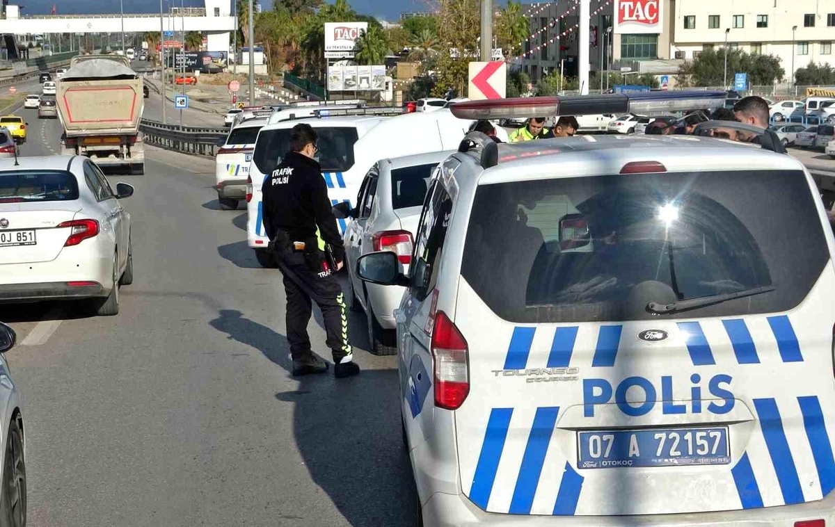 Ehliyetsiz Sürücü, Polisten Kaçarken Durduruldu