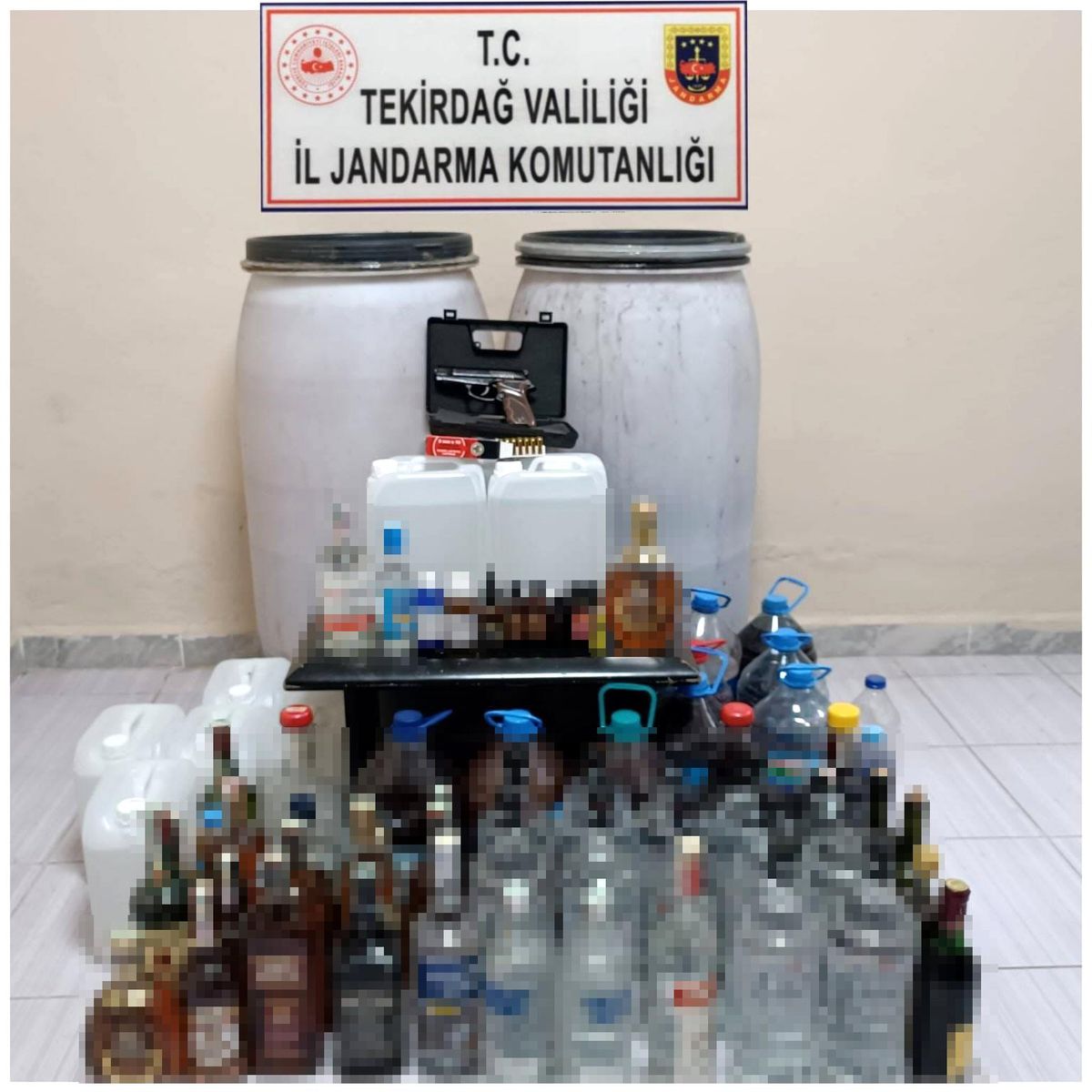 Tekirdağ\'da Kaçak İçi ve Tabanca Operasyonu