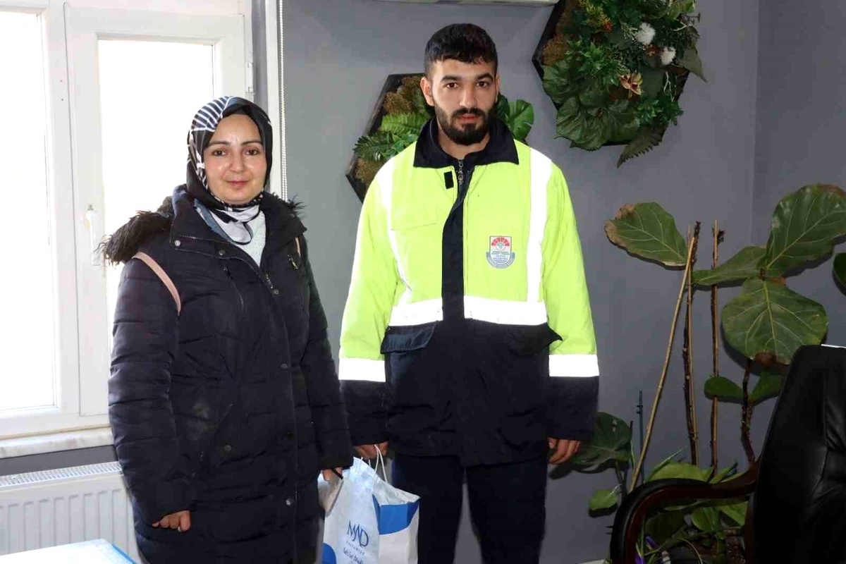 Yalova\'da Temizlik Görevlisi Duyarlılığı: Kaybolan Cüzdan Sahibine Teslim Edildi