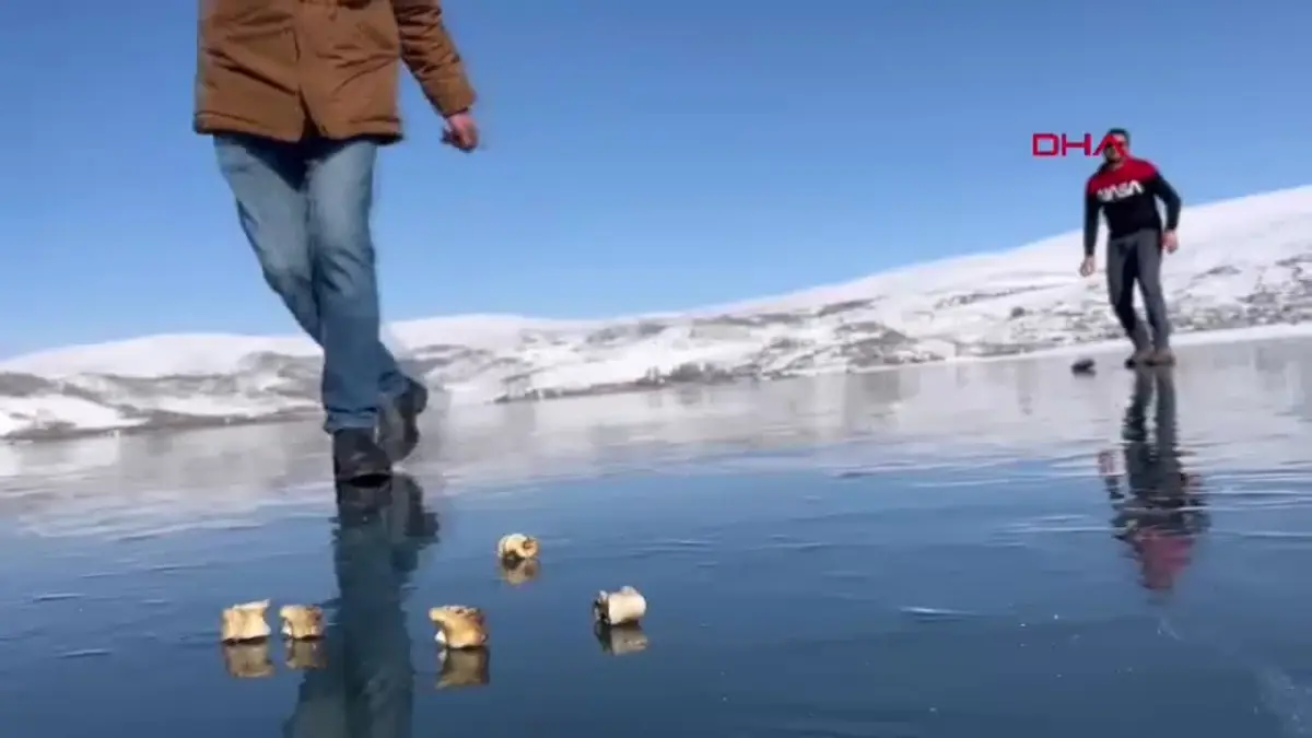 Çıldır Gölü\'nde Buz Tutma Geleneği Renkli Görüntülerle Kutlandı