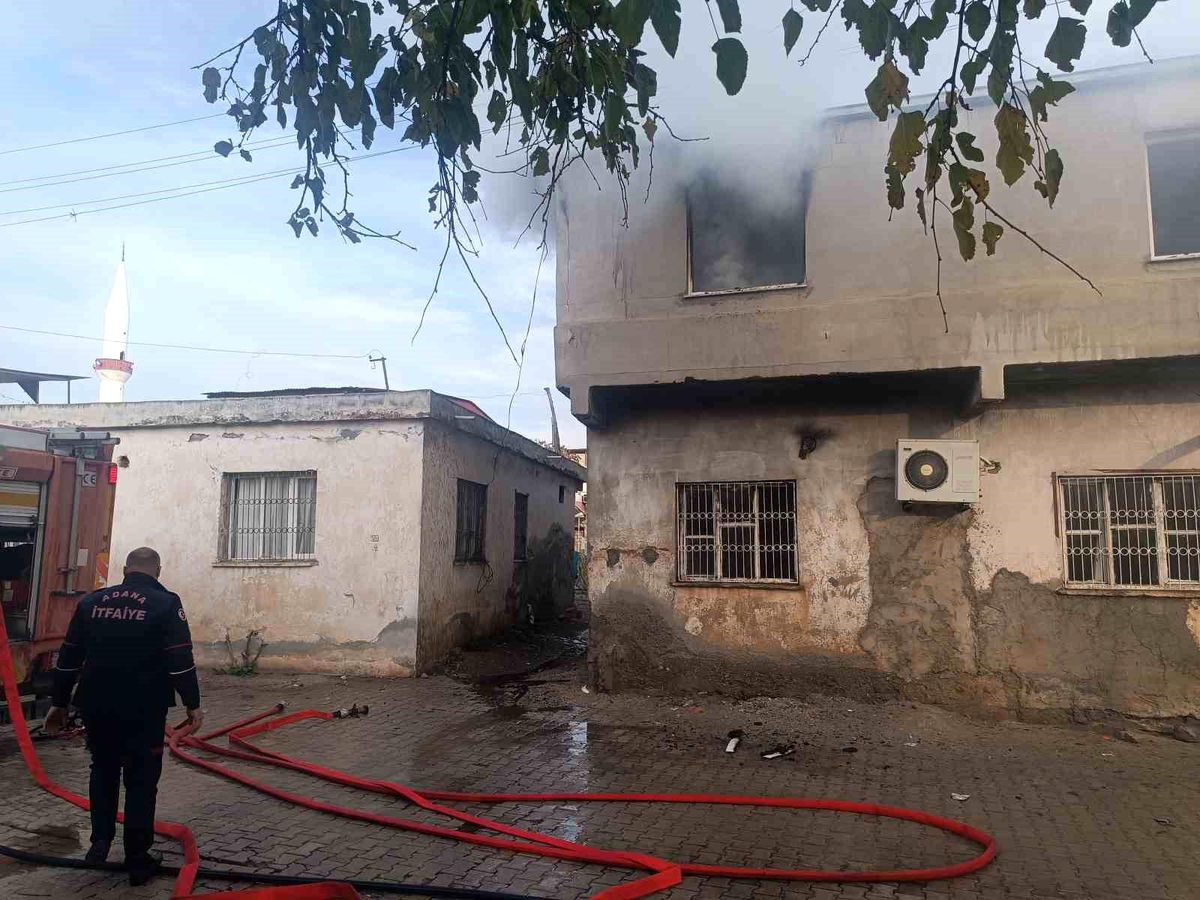 Adana\'da Şarjda Kalıp Yangın Çıkan Tablet Evi Küle Çevirdi