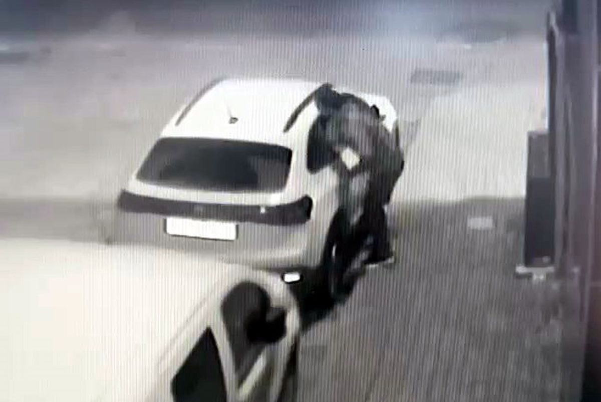 Avcılar\'da Park Halindeki Araçlara Saldırı
