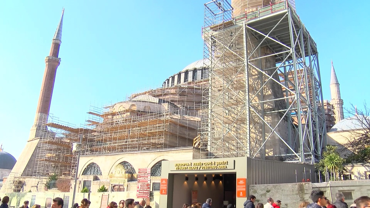 Ayasofya-i Kebir Cami-i Şerifi\'nde ikinci restorasyon: Dev iskele kuruldu, 2\'nci Bayezid Minaresi\'nin bir bölümü söküldü