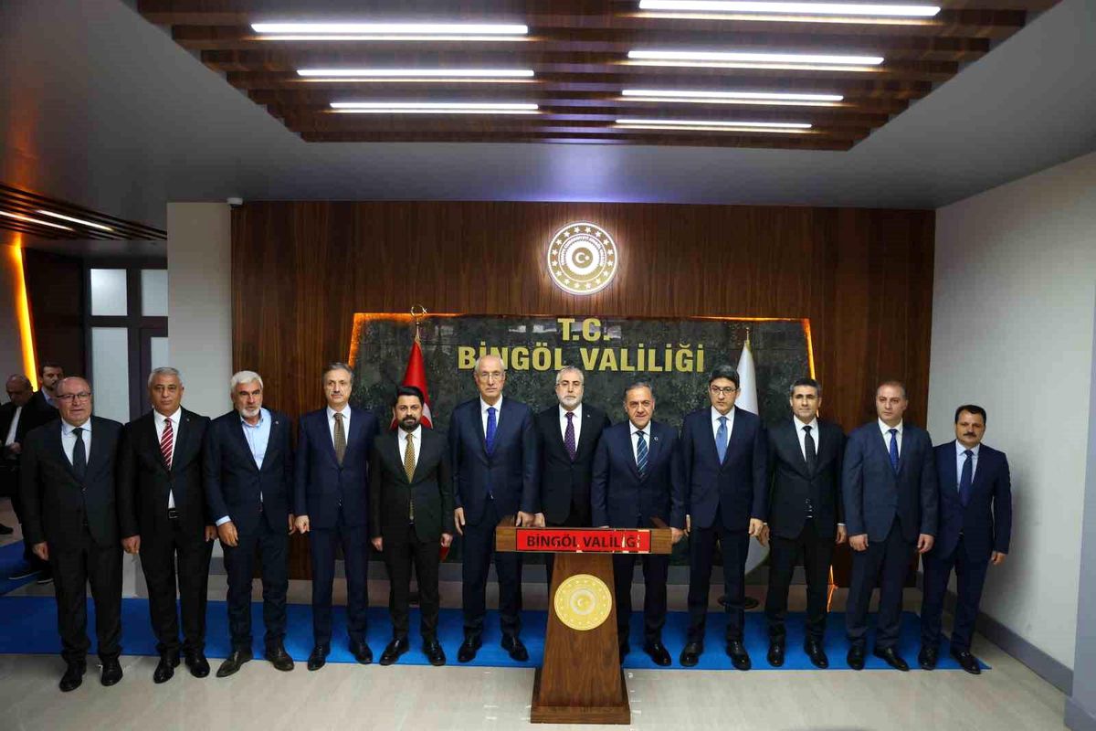 Bakan Işıkhan Bingöl\'de Çeşitli Ziyaretlerde Bulundu