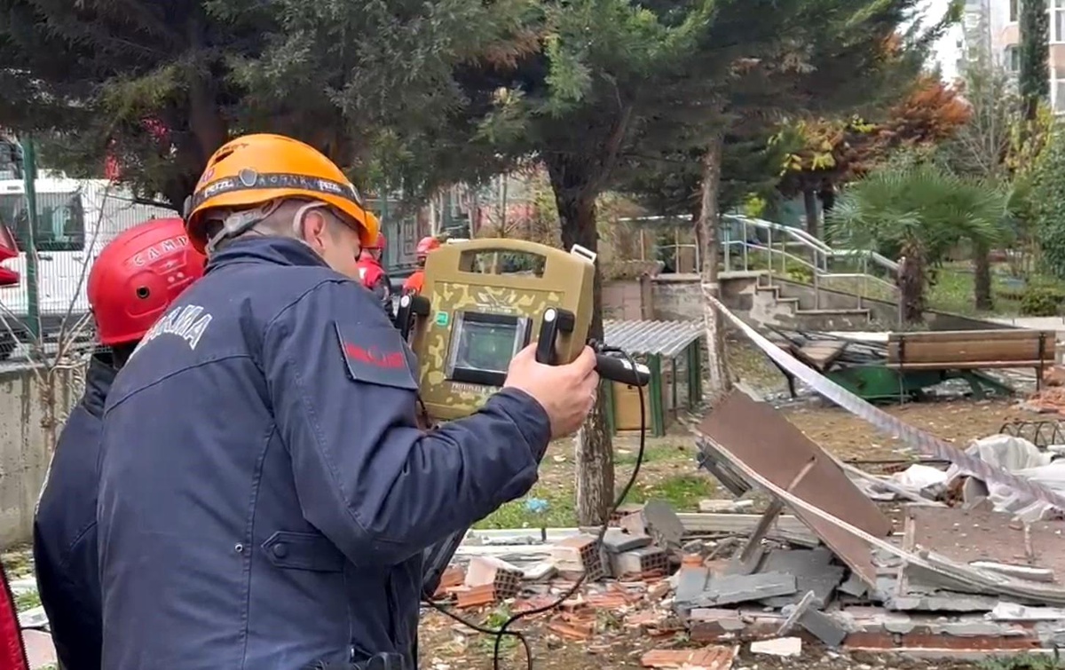 Beylikdüzü\'nde Patlama: Arama Çalışmaları Devam Ediyor
