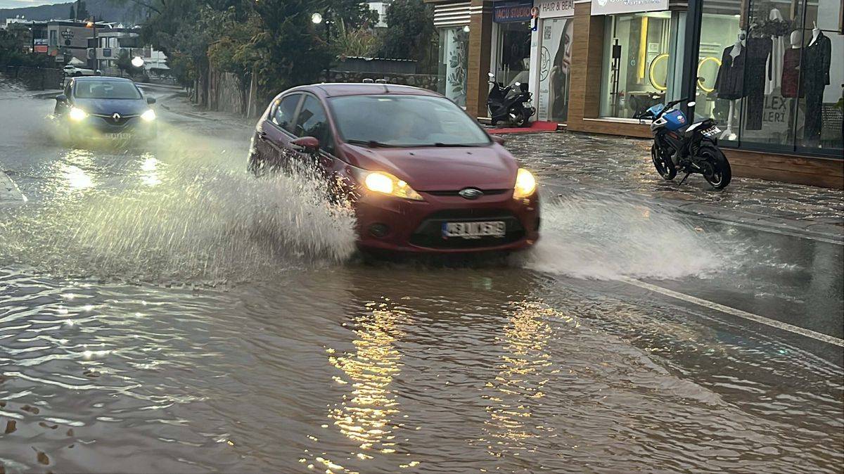 Bodrum\'da Kuvvetli Sağanak Hayatı Olumsuz Etkiledi