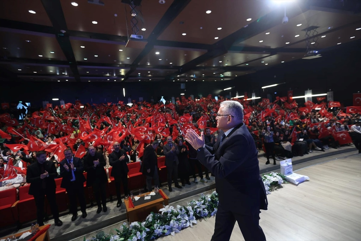 Büyükşehir Belediyesi, öğrencilere 1350 kaynak kitap dağıttı