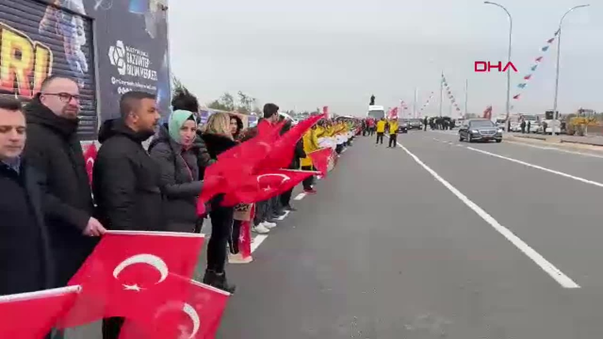 Cumhurbaşkanı Erdoğan, 5113 konutun teslim töreninin ardından hak sahibi bir ailenin evini ziyaret etti