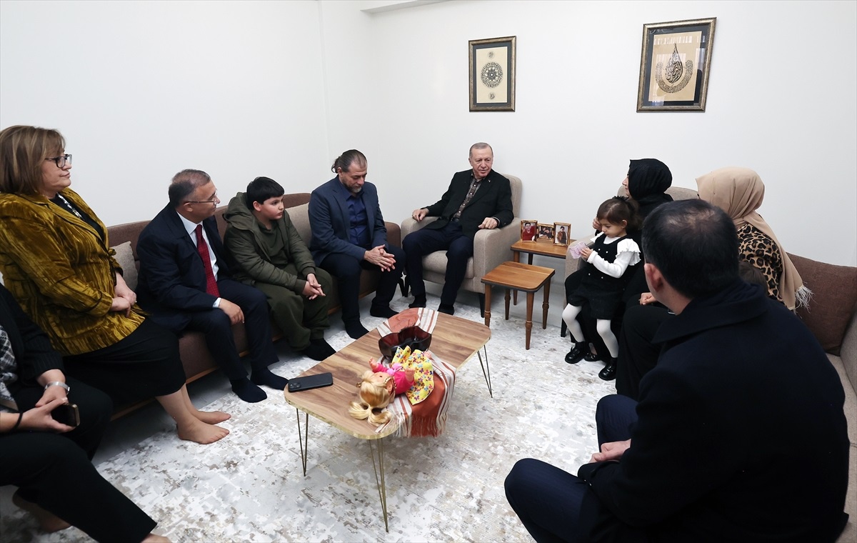 Cumhurbaşkanı Erdoğan, Gaziantep\'te depremzede bir aileyi ziyaret etti