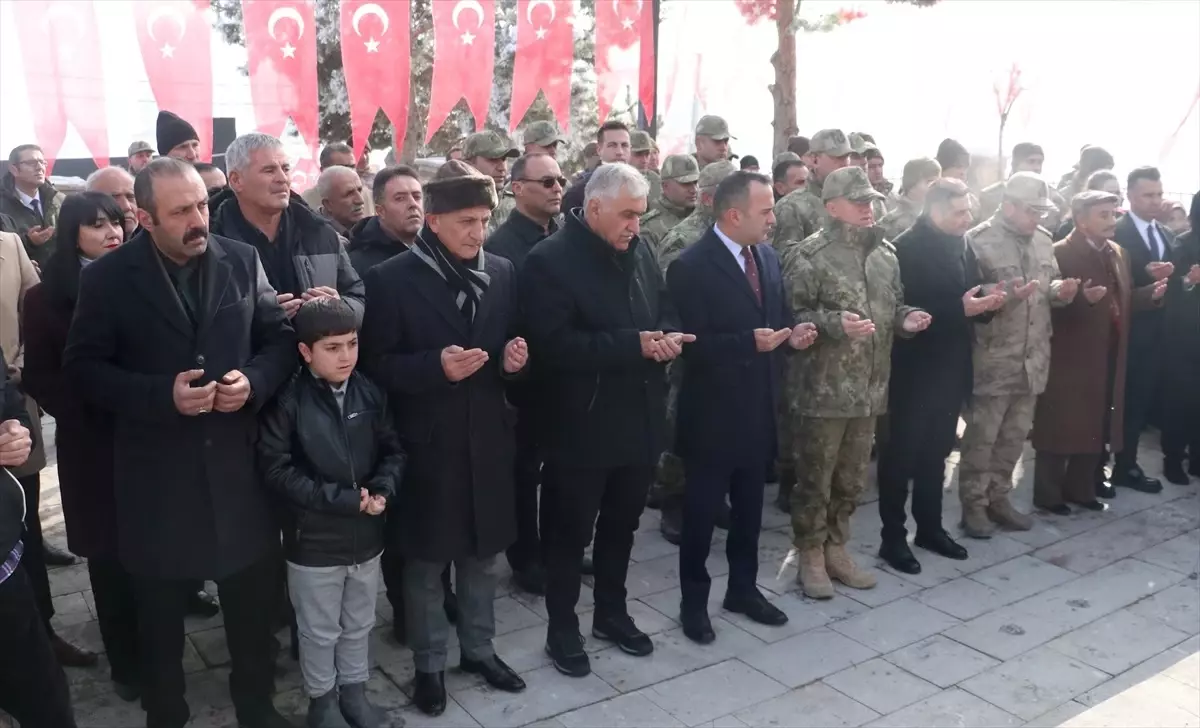 Erzurum\'da 58 yıl önce yangında şehit olan 65 asker mezarları başında anıldı