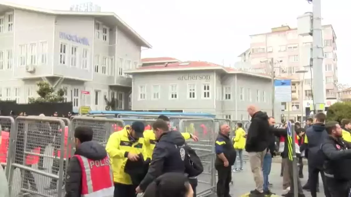 Fenerbahçeli Taraftarlar Derbi İçin Tüpraş Stadı\'na Hareket Etti