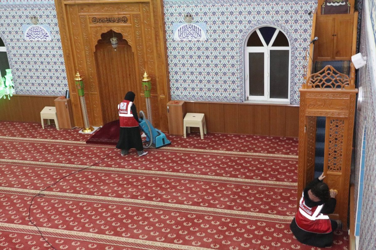 Genç Kızılay\'dan Cami Temizliği