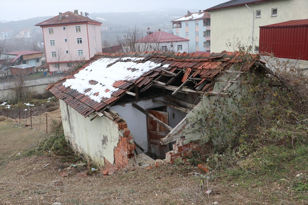 Havza Belediyesi ekipleri, güvenli olmadığı belirlenen metruk yapıyı yıktı