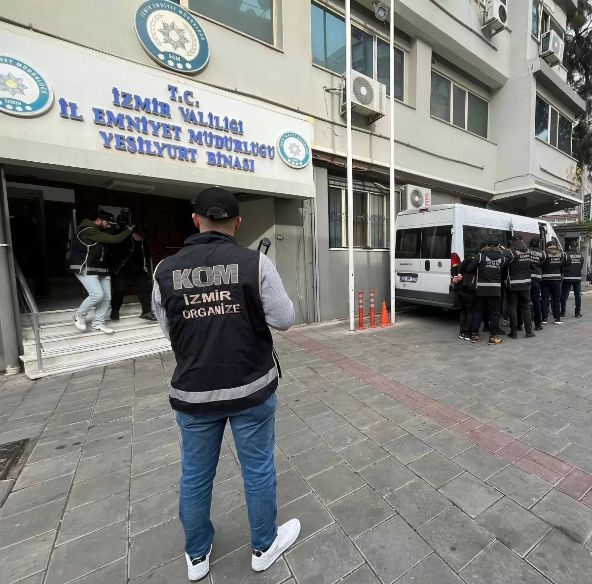 İzmir\'de Yasa Dışı Silah Ticareti Operasyonu: 2 Tutuklama