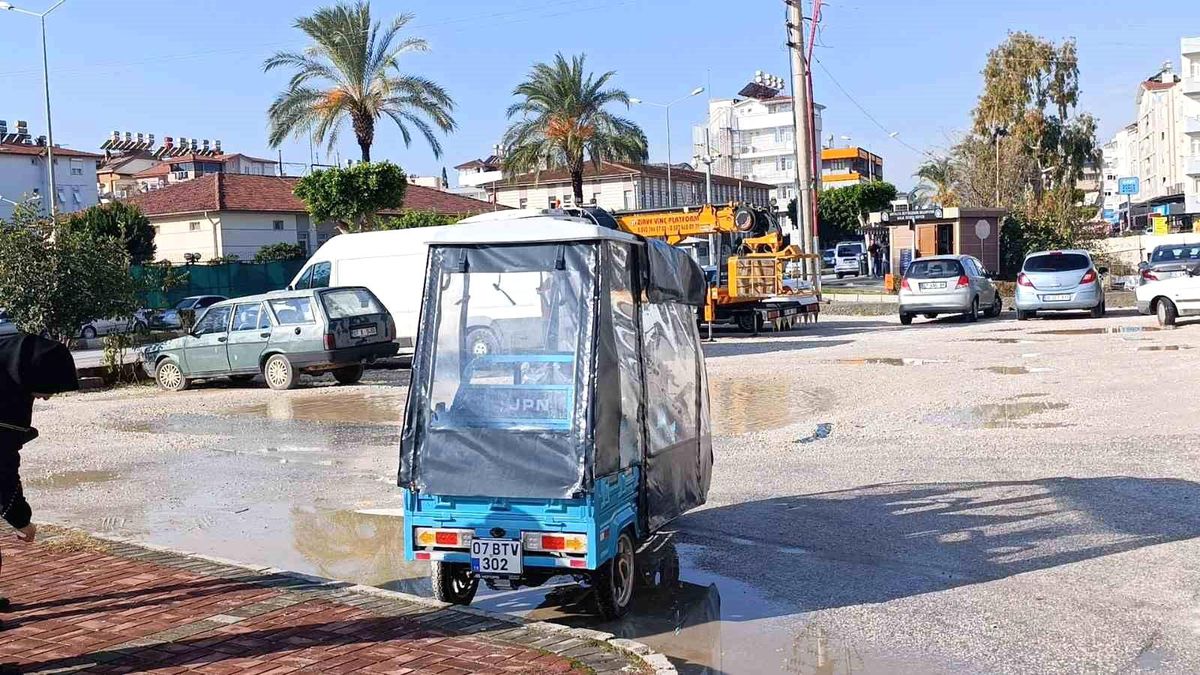 Elektrikli bisiklet devrildi, sürücü yaralandı
