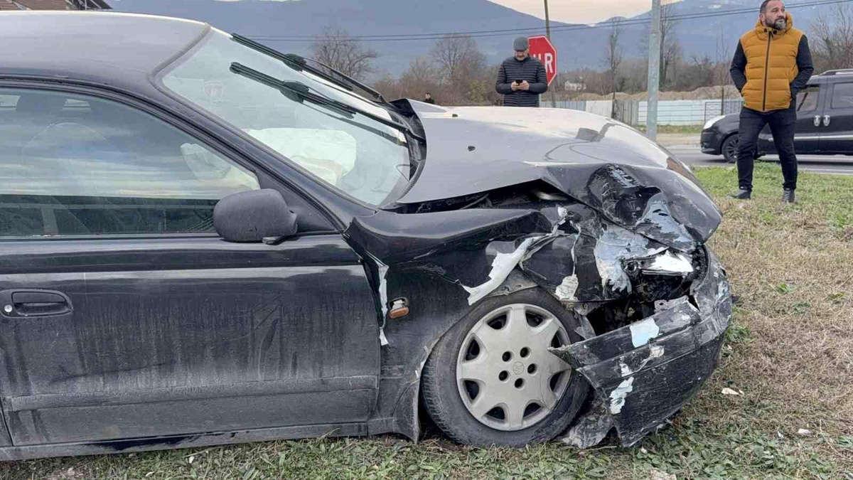 Düzce\'de Trafik Kazası: 2 Yaralı