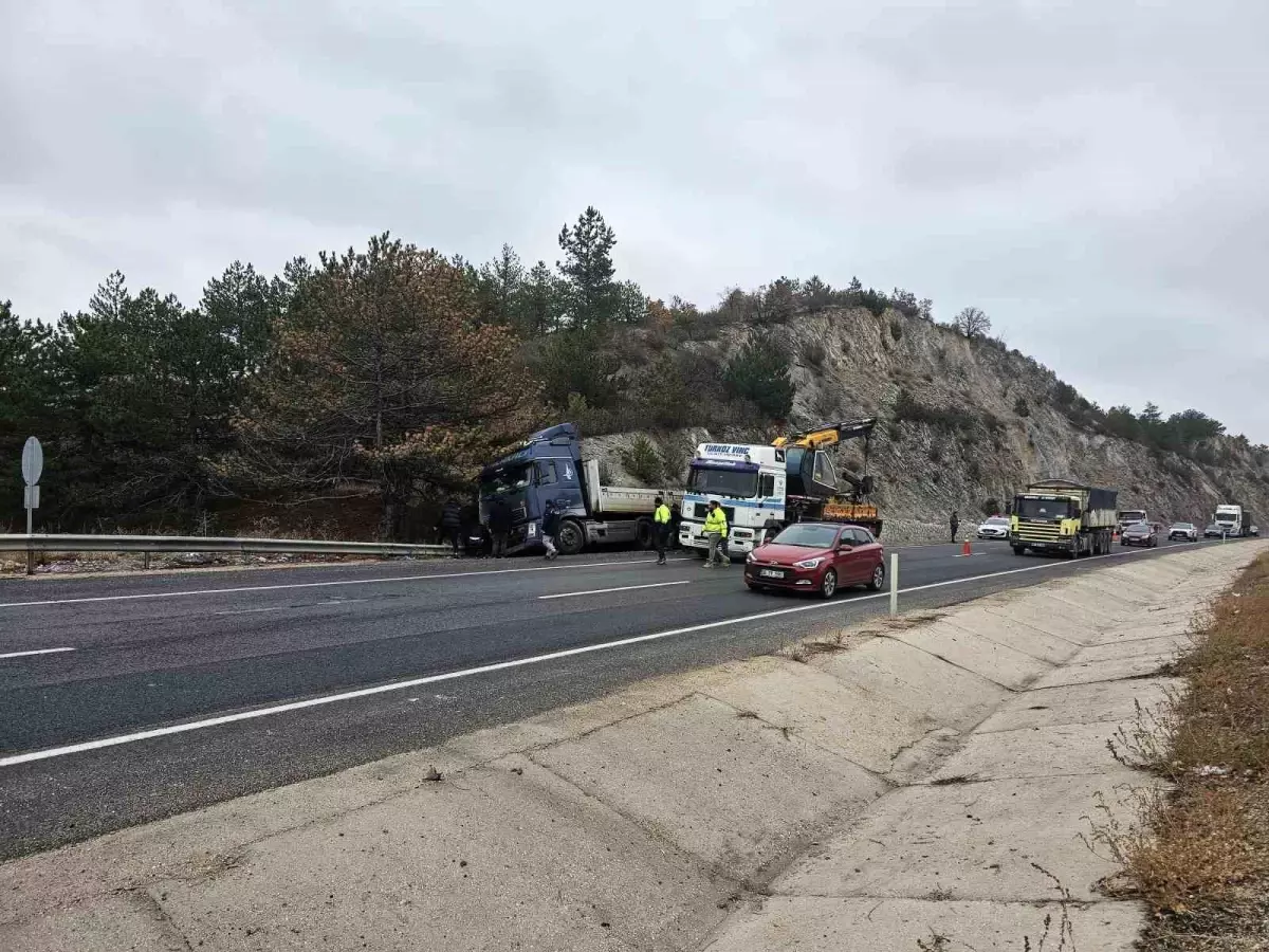 Ankara\'da Tır Lastiği Patladı, Kaza Yaptı