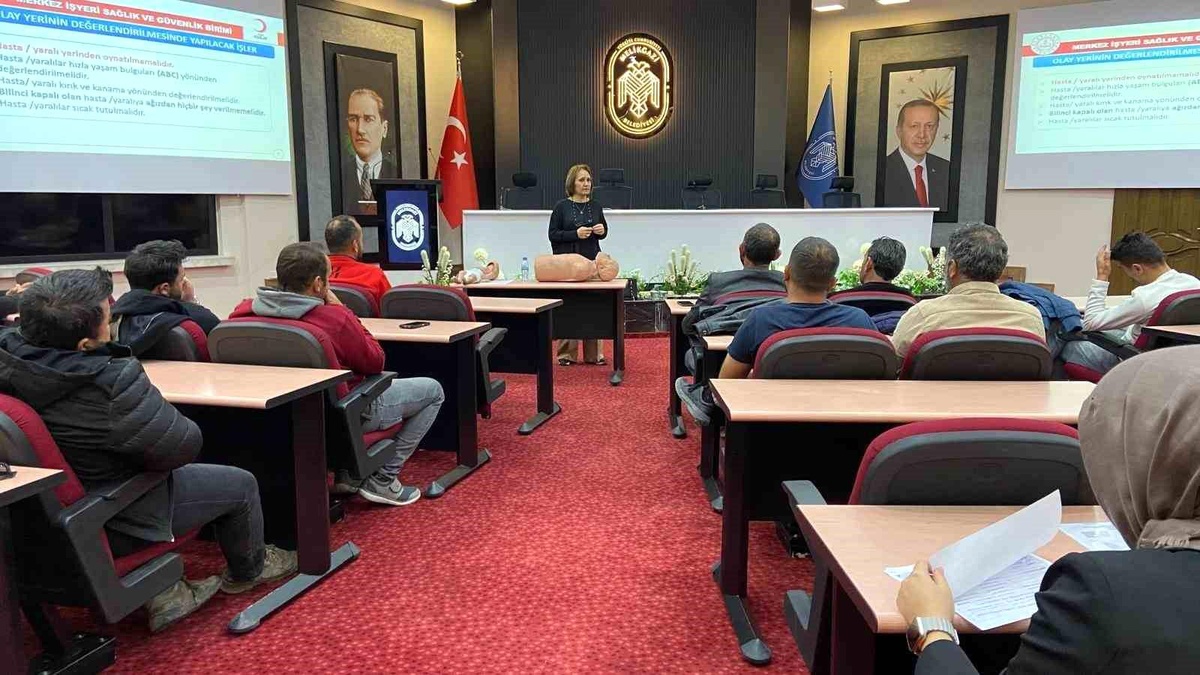 Melikgazi Belediyesi\'nden personellerine ilk yardım eğitimi