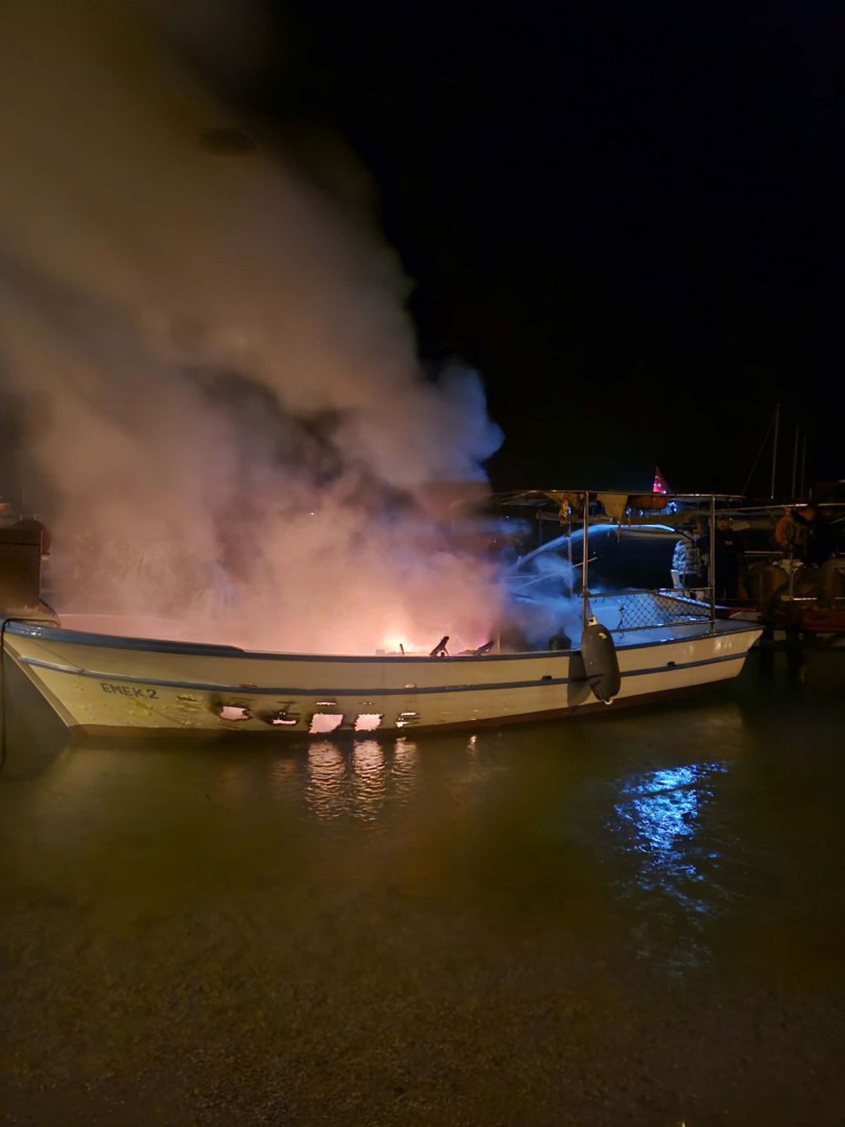 Muğla\'da Balıkçı Teknesi Yangınla Kullanılamaz Hale Geldi
