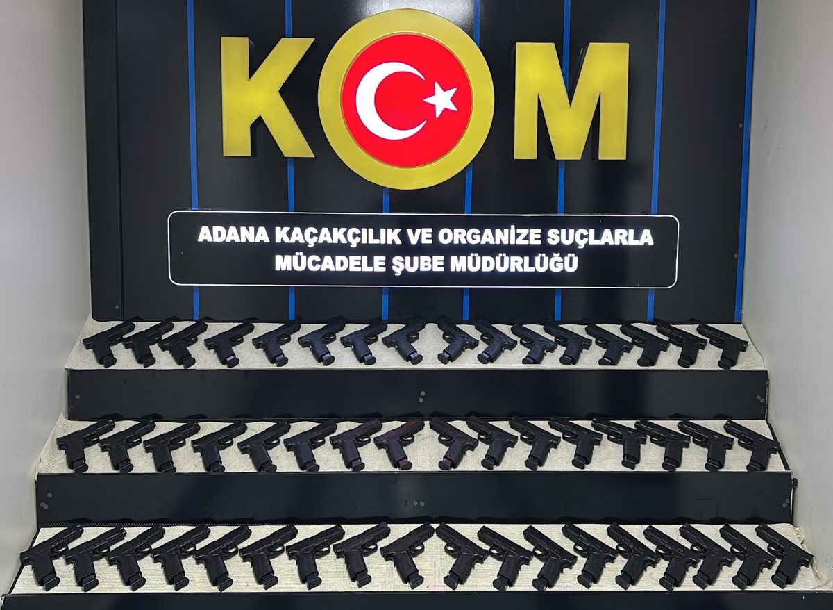 Adana\'da Otomobilde 50 Ruhsatsız Tabanca Ele Geçirildi