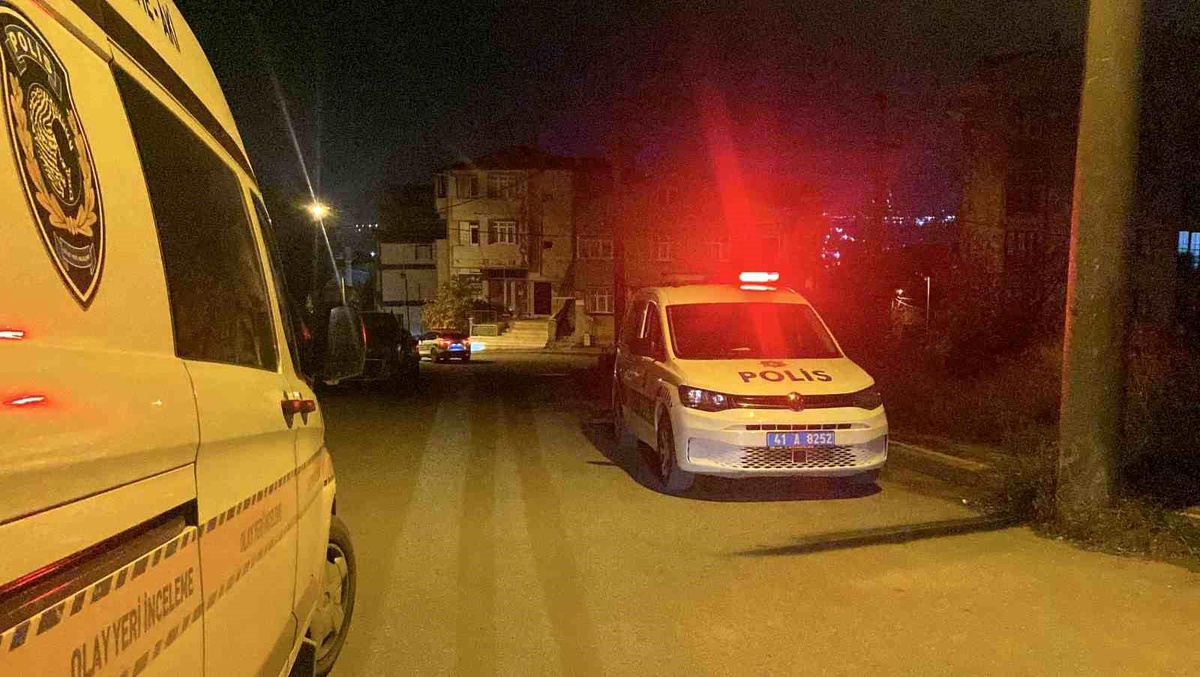 Gebze\'de Kavga: 1 Yaralı, Minibüse Kurşun Isabet Etti