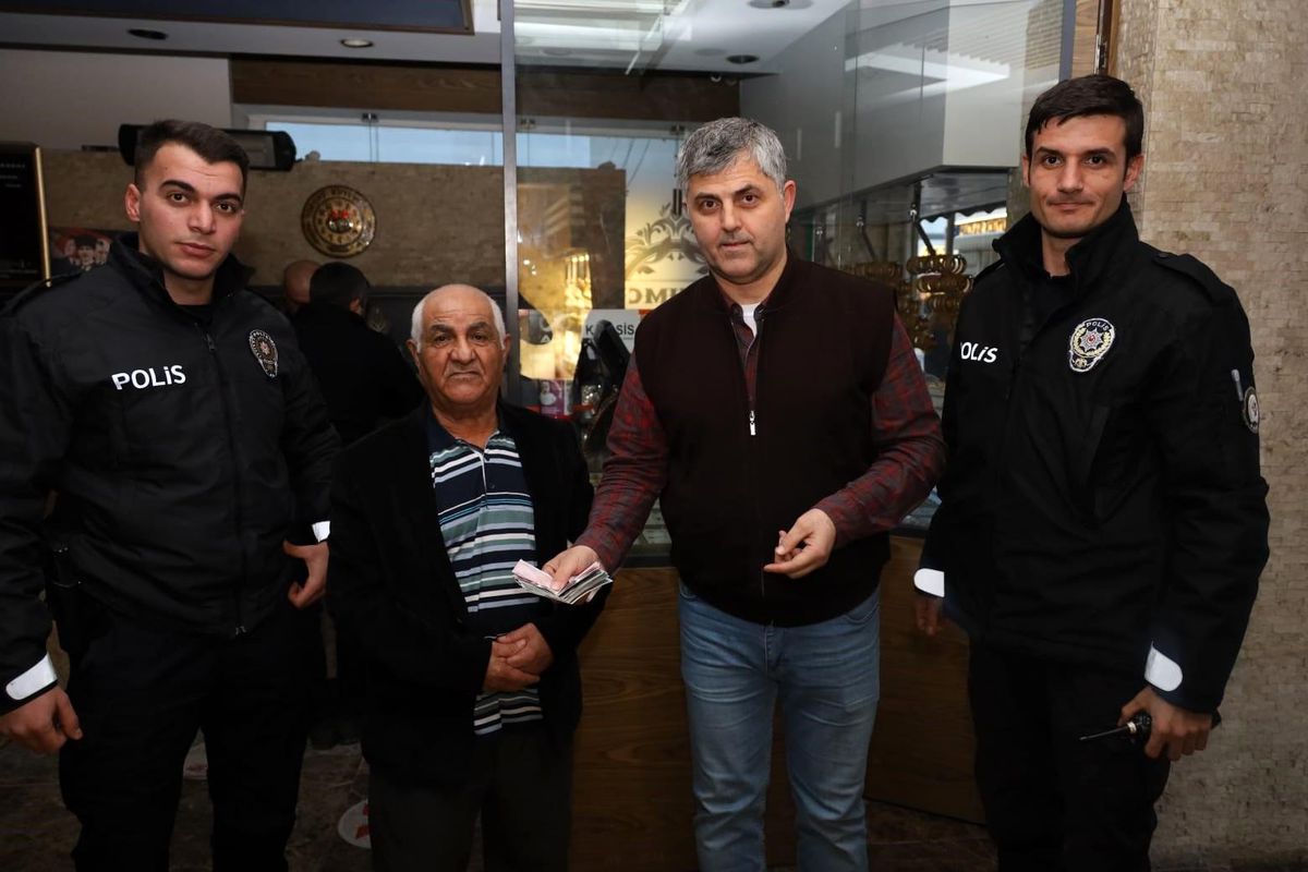 Bafra\'da Bulunan Dolar Sahibine Teslim Edildi