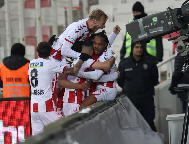 10 kişi Galatasaray, Sivasspor'u 3-2 yendi