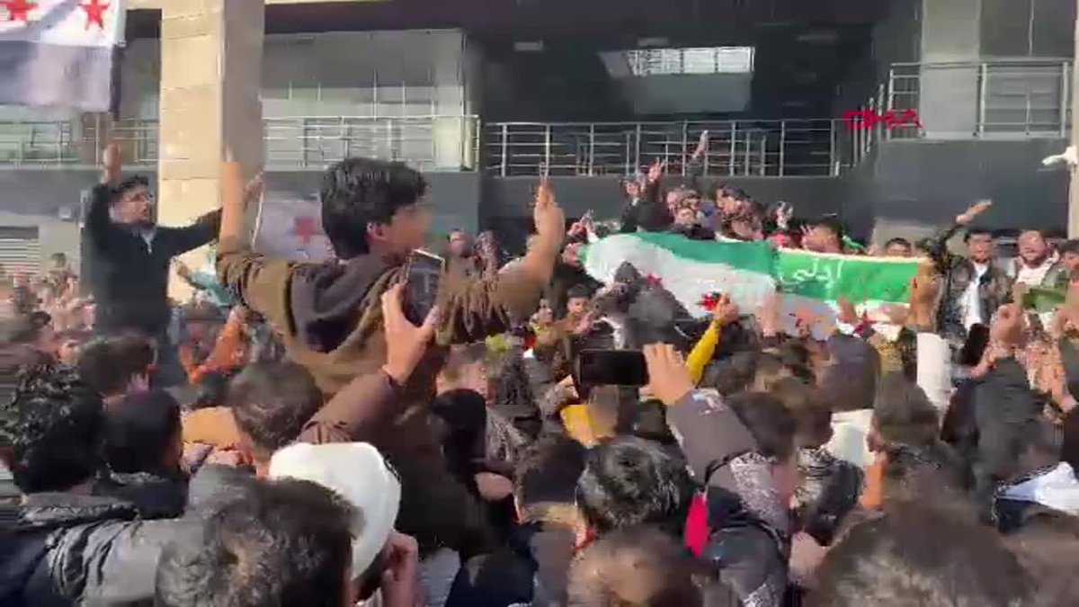 Adana\'da Suriyeliler, Esad\'ın Ülkeden Ayrılışını Kutladı