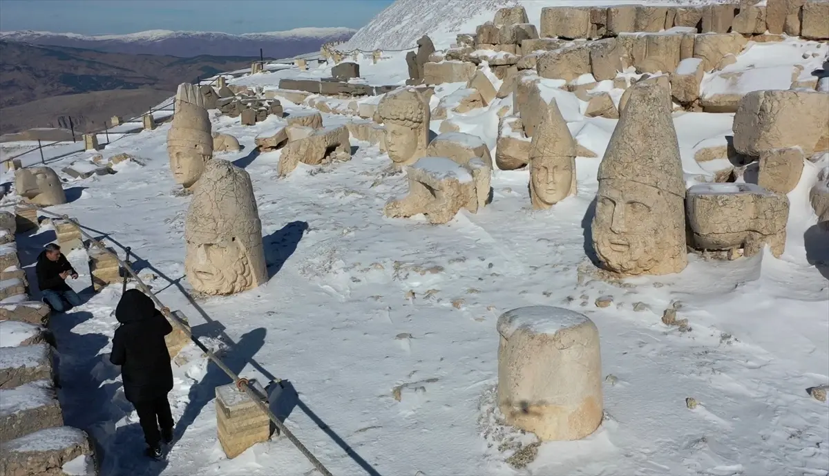 Nemrut Dağı\'na Ziyaretçi Akını