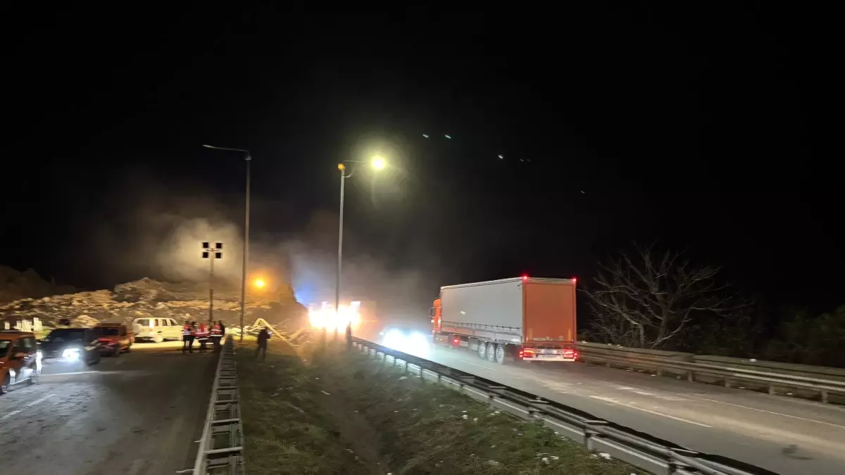 Arhavi\'de Heyelan Sonrası Karadeniz Sahil Yolu Tek Şeritli Ulaşıma Açıldı