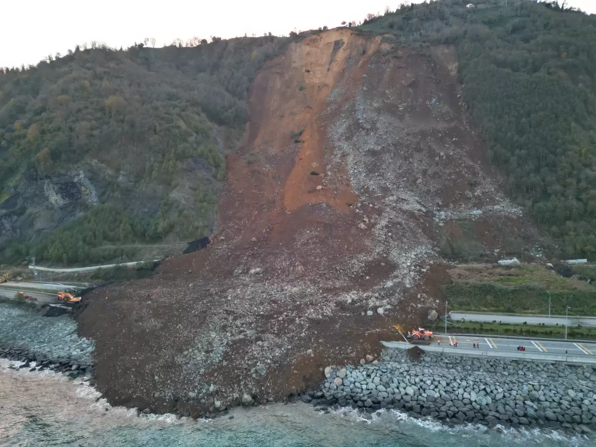 Artvin\'de Heyelan Sonrası Sahil Yolu Çift Yönlü Çalışmalara Başladı